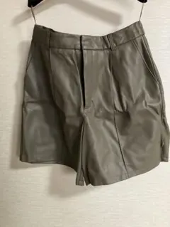 GU カーキ 合成皮革 ショートパンツ