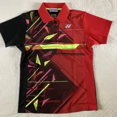 新品YONEX バトミントン幾何学模様シャツレッド　ベリーCOOL Mサイズ