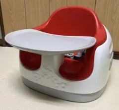 赤と白のテーブル付きマルチシート イス bumbo チェア