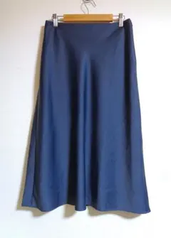 ユニクロ　サテンナローフレアスカート（裏地あり）　ネイビー　Lサイズ