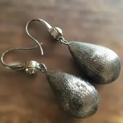 シルバー ドロップ型ピアス クリスタル付き