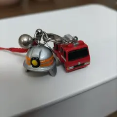 キッザニア　ヘルメットと消防車 ストラップ