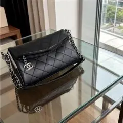 大容量の ブラック ショルダーバッグ