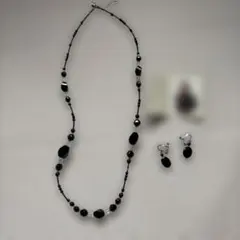 黒のビーズネックレスとイヤリングセット