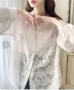 moment+ フラワーシフォンジャガードボリュームスリーブシャツのサムネイル