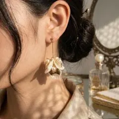ピアス アクセサリー シェルフラワー ブライダル ゴールド ホワイト