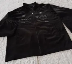 黒いファスナー付きジャケット