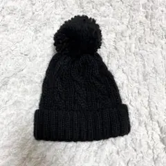 黒いポンポン付きニット帽