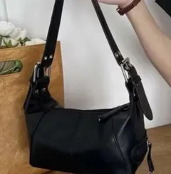 黒いショルダーバッグ
