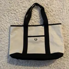 FRED PERRY⭐︎フレッドペリー⭐︎トートバッグ⭐︎ブラック×アイボリーのサムネイル