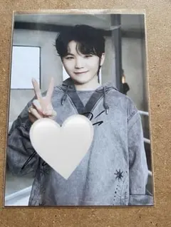 SEVENTEEN ジョシュア 生写真 直筆サイン入り2枚 SEVENTEEN ジョシュア サイン - メルカリ