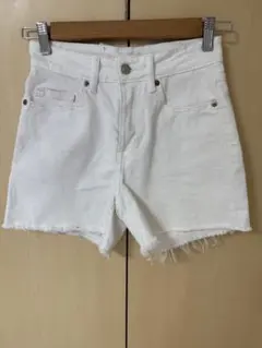 H&M ホワイトデニム ハイウェストショートパンツ