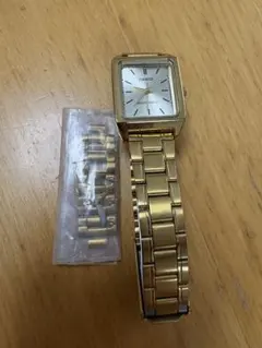 CASIO ゴールド アナログ腕時計のサムネイル
