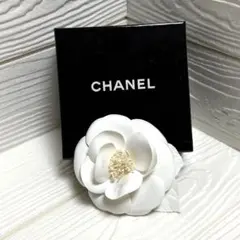 CHANEL カメリア コサージュ ブローチ ホワイト - メルカリ