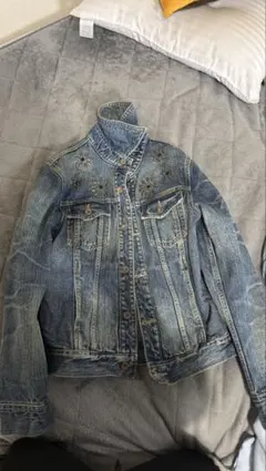 刺繍デザインのライトブルーデニムジャケット