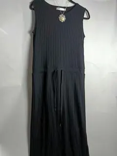 美品Moussy ブラックノースリーブワンピース左下にスリット
