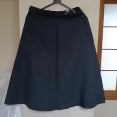 黒いフレアスカート ひざ丈