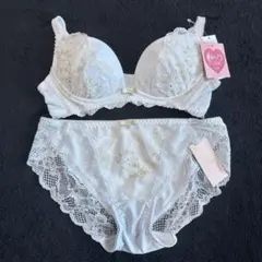 B65【tutuanna】ノンワイヤー 運命のブラ くっきり谷間 上下セットのサムネイル