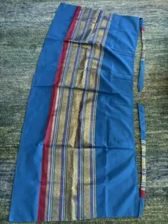 青地に金色と赤色の刺繍　巻きスカート