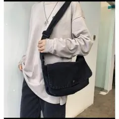 ニュースペーパーバッグ　ブラック　ショルダーバック　古着　人気　ミリタリーバッグ