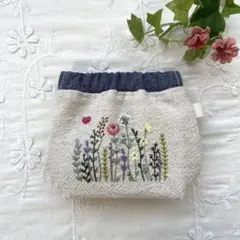 【389】ハンドメイド　刺繍バネ口ポーチ