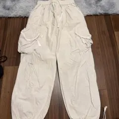 NIKO ANDニコアンド　ホワイト カーゴパンツ Lサイズのサムネイル