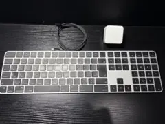 Appleキーボードテンキー付きと、デュアルUSBポート搭載35w