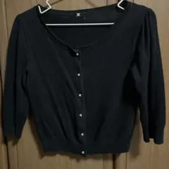 黒い長袖カーディガン パールボタン付き