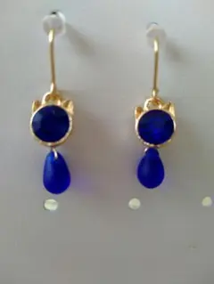 サファイア色の猫さんピアス