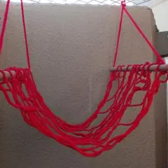 赤い吊り下げ式ハンモック