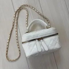 ホワイトキルティングショルダーバック