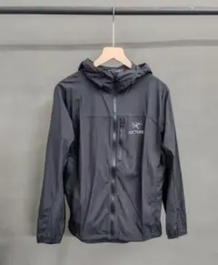 ARC'TERYXブラック ナイロンジャケット シンプルデザイン