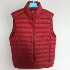 ユニクロ ウルトラライトダウンベスト M ダークレッド