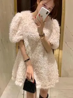 秋冬にぴったり！ミニファーワンピース デートや女子会に最適な一着