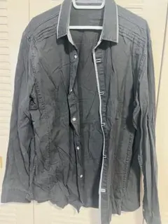 黒のボタンアップシャツ