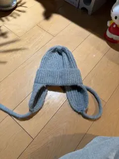 グレーのリブ編み耳あて付きニット帽