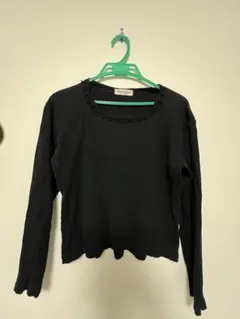 フリル付き黒長袖トップス