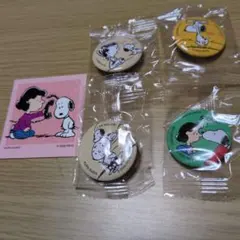 くら寿司 PEANUTS 缶バッジ 4種セット+ステッカー1枚のサムネイル