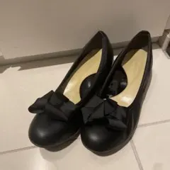 リボン付き黒フラットパンプスのサムネイル