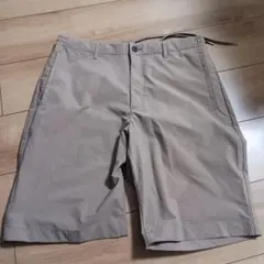 UNIQLOコラボ　Theory ベージュ ショートパンツ