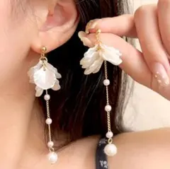 花びらモチーフのロングピアス