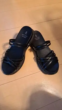 ブラック クロスストラップサンダル