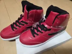 赤いハイカットスニーカー