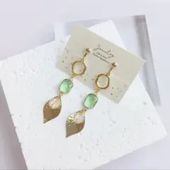 リーフチャームとガラスストーンのイヤリング　ピアス＊ハンドメイド