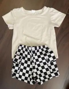 ベージュTシャツと白黒チェックショートパンツセット