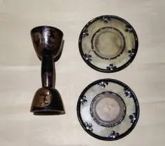 동그란 꽃 무늬가 있는 작은 북의 몸통과 껍질 2장