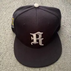 黒の刺繍ロゴベースボールキャップ