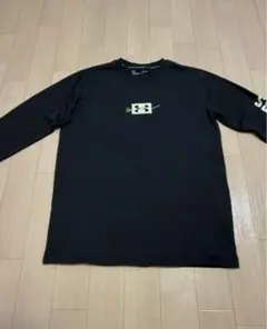Under Armour 黒 長袖カットソーのサムネイル
