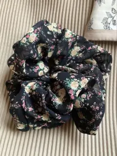 小花柄シュシュ　ネイビー