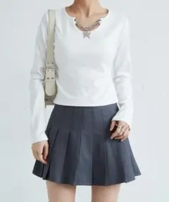 蝶々チェーン付　長袖Tシャツ ロングTシャツ バタフライチャーム付き ショート丈